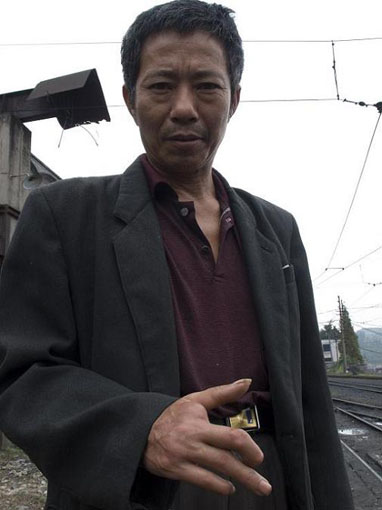 Wan Yonggui, a train driver , said, ��I have drive the steam-powered train for 28 years. I am 50 years old. I don��t know when I would retire. Nobdy can burn the steam-powered train faster than me! My earnings per month is 600 Yuan. I lost a finger in an accident when drive the train. It is an industrial injury and I got a compenstaion for 12,000 Yuan (about 1,600 USD). The speed limits of the train is 15 km/h.��